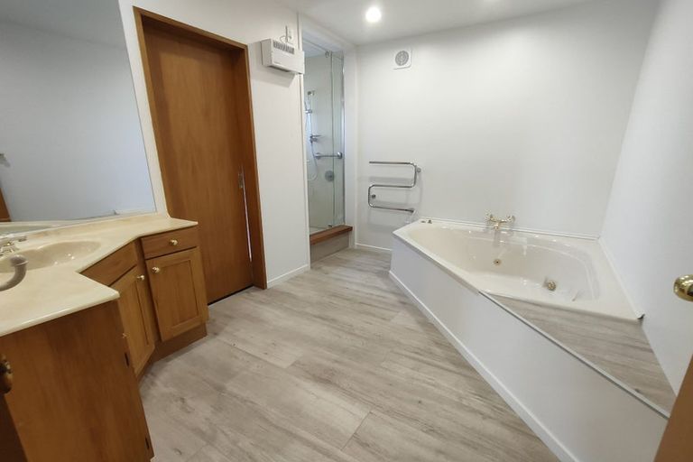 Photo of property in 7 Drayton Drive, Mount Pleasant, Christchurch, 8081