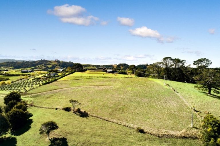 Photo of property in 17 Tamahunga Drive, Matakana, 0985