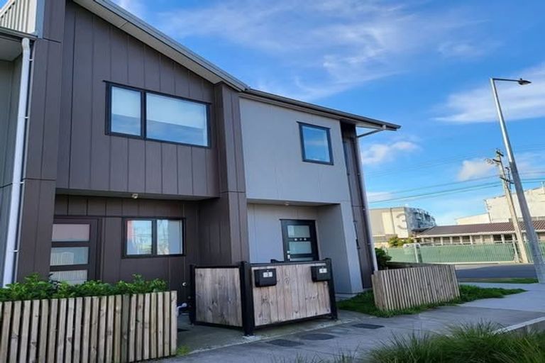 Photo of property in 1 Eileen Newey Place, Henderson, Auckland, 0612