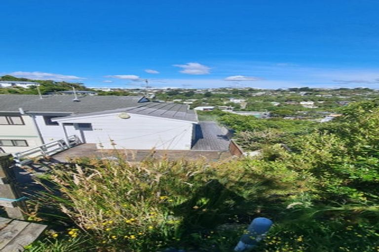 Photo of property in 2/29 Cheltenham Terrace, Newlands, Wellington, 6037