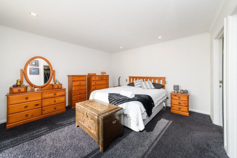 Photo of property in 4 Saint Heliers Grove, Fitzherbert, Palmerston North, 4410