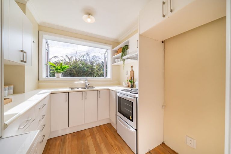 Photo of property in 10 Vista Crescent, Maoribank, Upper Hutt, 5018