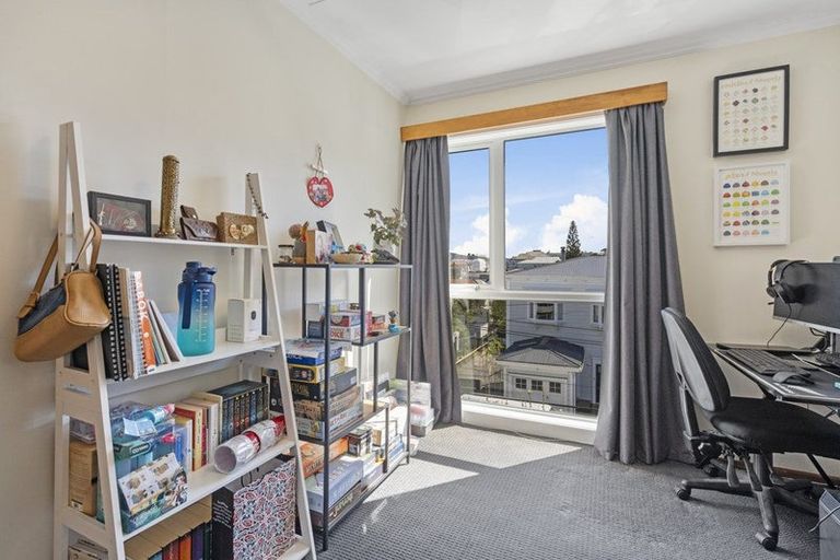 Photo of property in Victoria Court, 10/4 Queen Street, Mount Victoria, Wellington, 6011