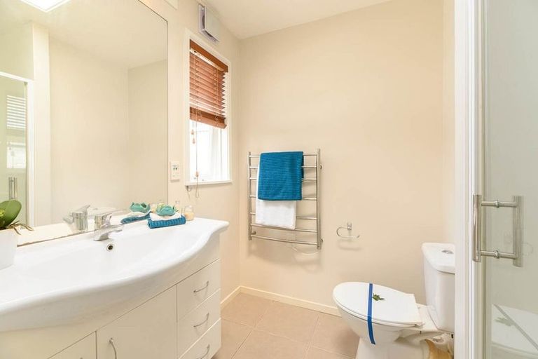 Photo of property in 6 Anchor Place, Beach Haven, Auckland, 0626