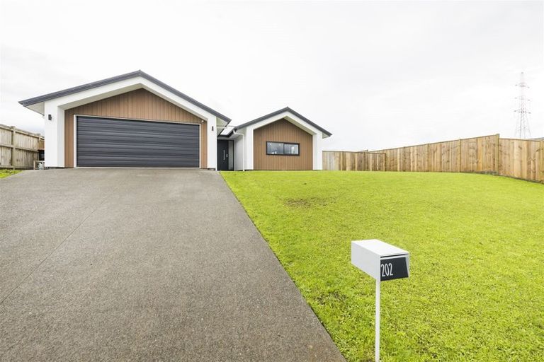 Photo of property in 202 Pacific Drive, Fitzherbert, Palmerston North, 4410