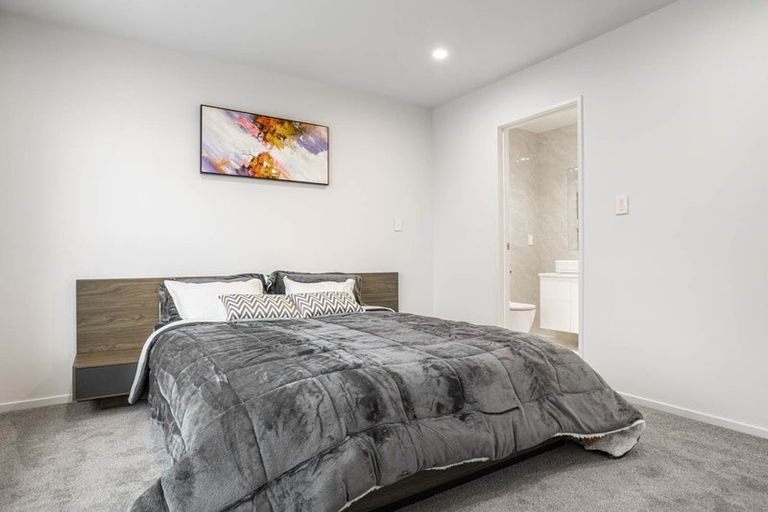 Photo of property in 1/10 Vinifera Place, Fairview Heights, Auckland, 0632