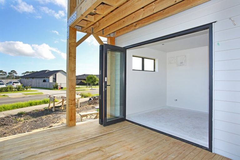 Photo of property in 16 Tahuna Minhinnick Drive, Glenbrook, 2681