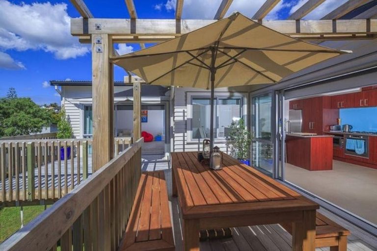 Photo of property in 24 Kiteroa Terrace, Rothesay Bay, Auckland, 0630