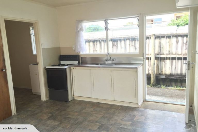 Photo of property in 21 Kamara Road, Glen Eden, Auckland, 0602