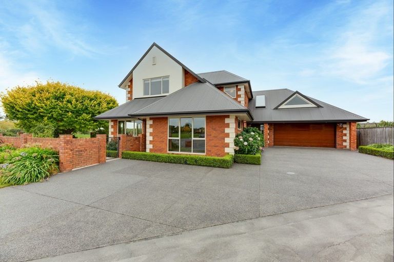 Photo of property in 100 Willowview Drive, Redwood, Christchurch, 8051