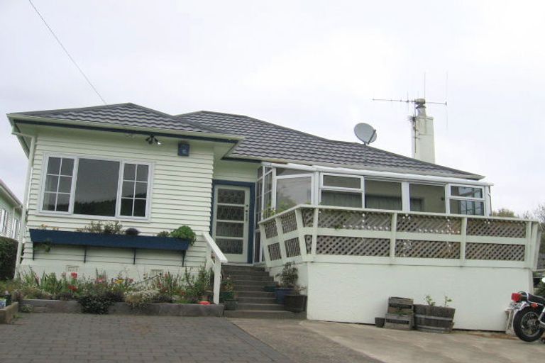 Photo of property in 35 Lincoln Avenue, Tawa, Wellington, 5028