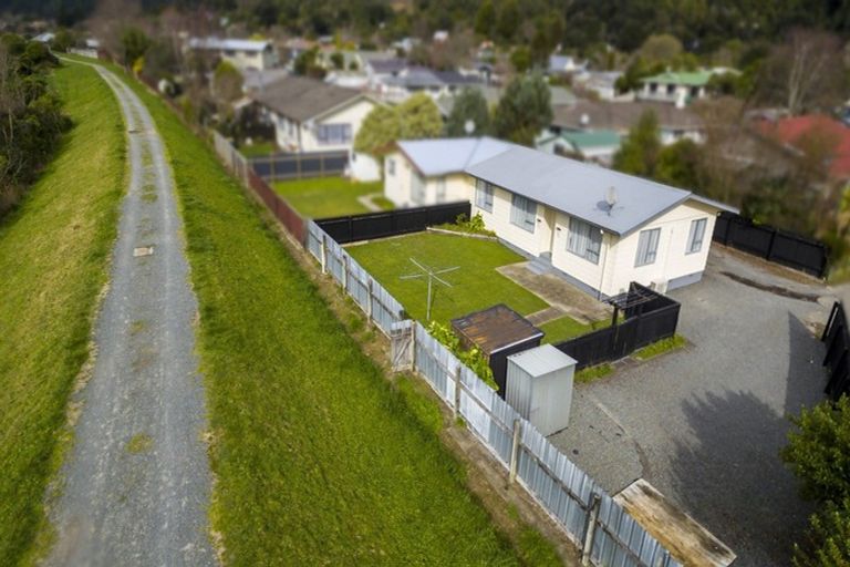 Photo of property in 11b Gemstone Drive, Birchville, Upper Hutt, 5018