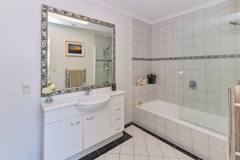 Photo of property in 14 Fairfield Lane, East Tamaki Heights, Auckland, 2016