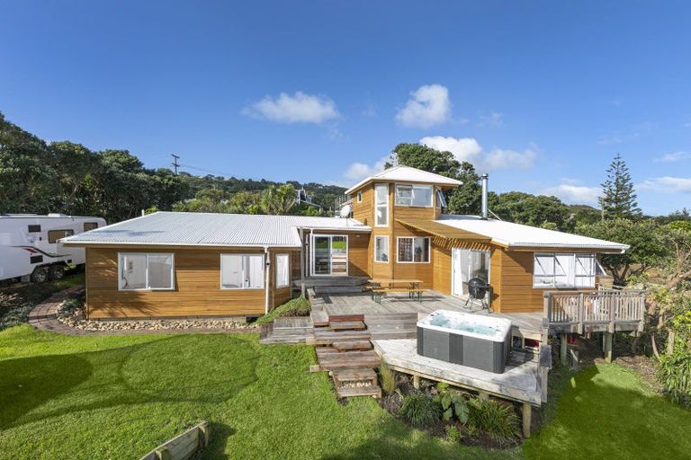 Photo of property in 5 Ngatira Road, Muriwai, Waimauku, 0881