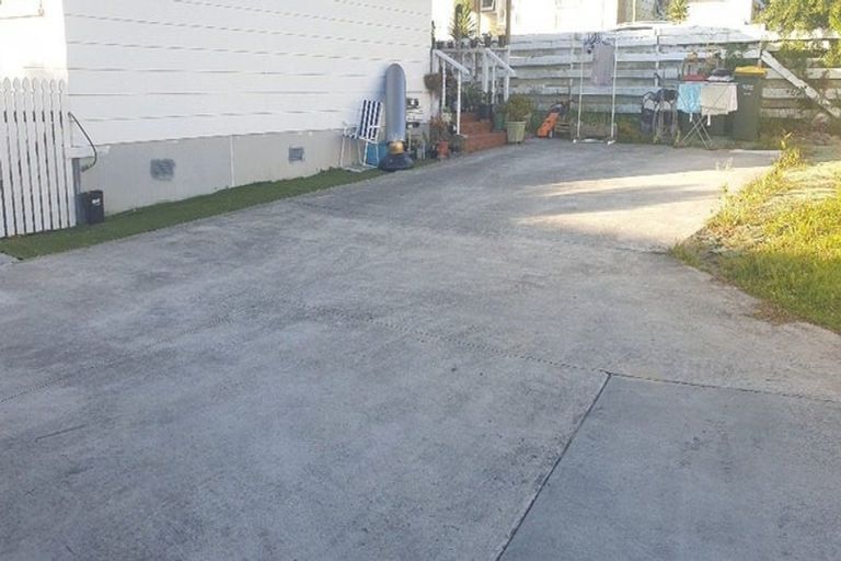 Photo of property in 13a Waari Avenue, Sunnyvale, Auckland, 0612