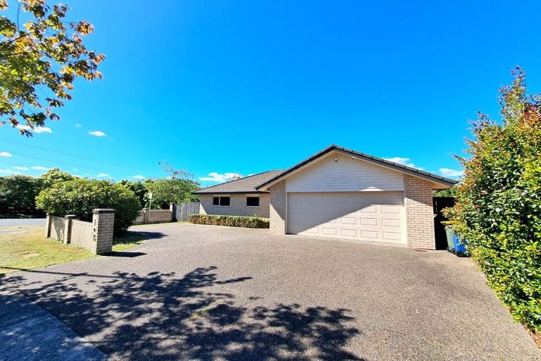 Photo of property in 15 Murray Becroft Avenue, Henderson Valley, Auckland, 0612