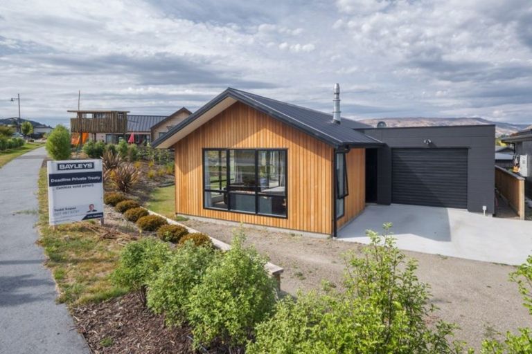 Photo of property in 51 Kirimoko Crescent, Wanaka, 9305