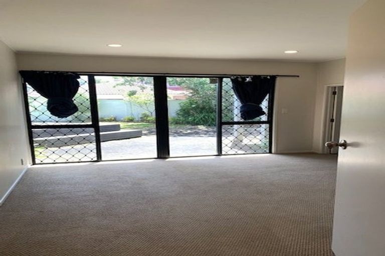 Photo of property in 20 Gillard Place, Eastern Beach, Auckland, 2012