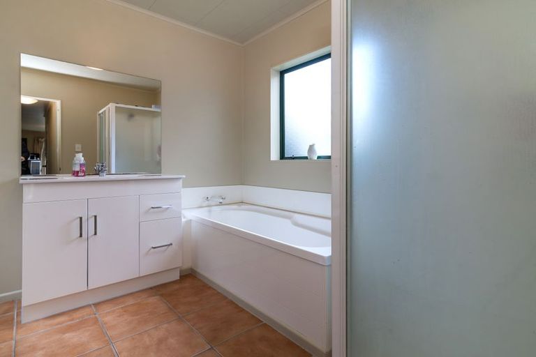 Photo of property in 60 Aquarius Drive, Kawaha Point, Rotorua, 3010
