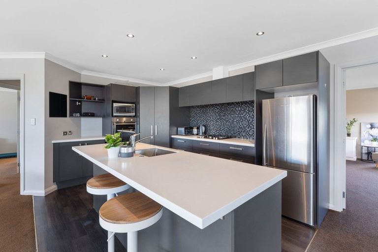 Photo of property in 12 Monaco Grove, Fitzherbert, Palmerston North, 4410