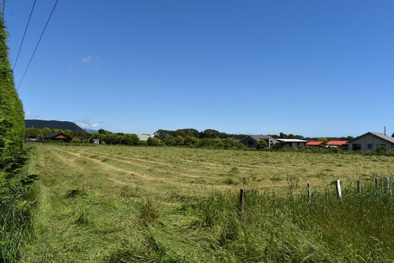 Photo of property in 69 Waikawa Beach Road, Manakau, 5573