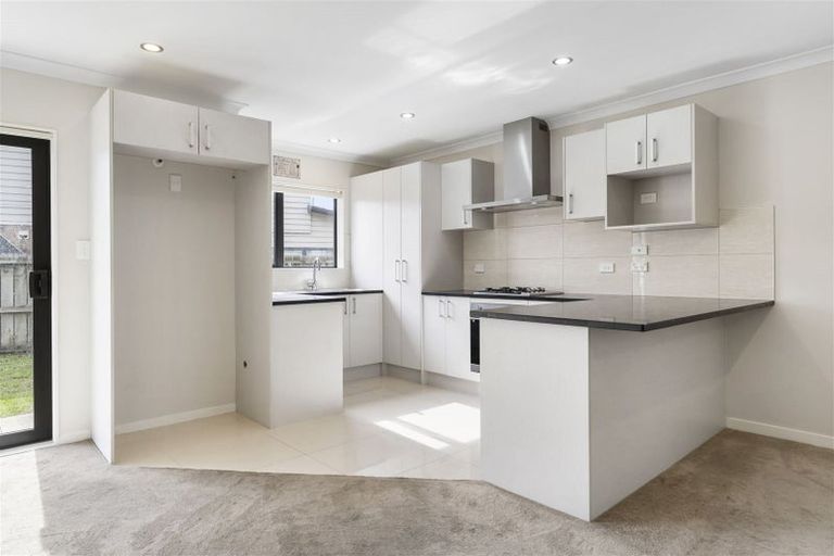 Photo of property in 6 Kirikiri Drive, Papakura, 2110