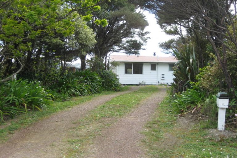 Photo of property in 13 Te Ahuahu Road, Piha, New Lynn, 0772