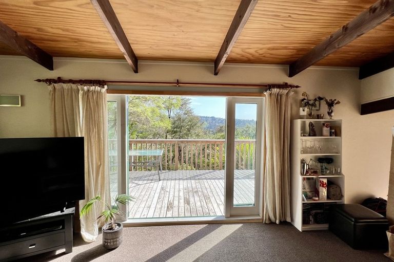 Photo of property in 65 Laingholm Drive, Laingholm, Auckland, 0604