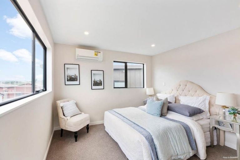 Photo of property in 10 Pohewa Road, Silverdale, 0932