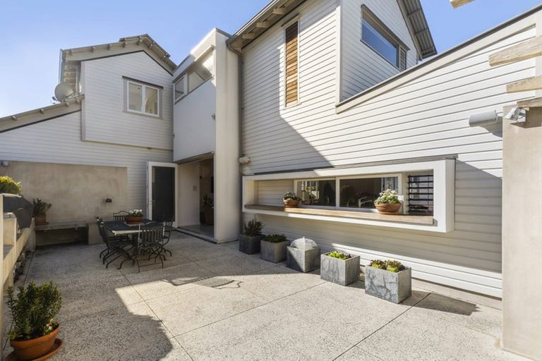 Photo of property in 18 Forres Street, Seatoun, Wellington, 6022