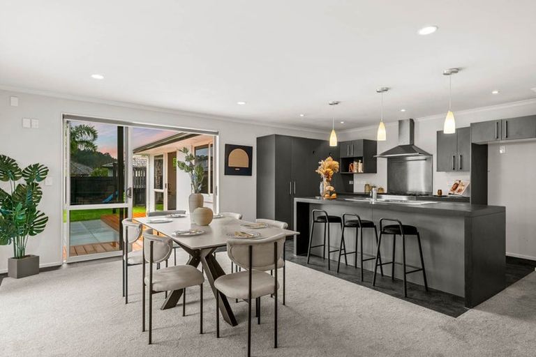 Photo of property in 18 Huntington Park Drive, Greenhithe, Auckland, 0632