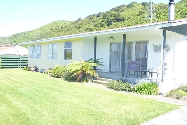 Photo of property in 25 Larchmont Grove, Totara Park, Upper Hutt, 5018