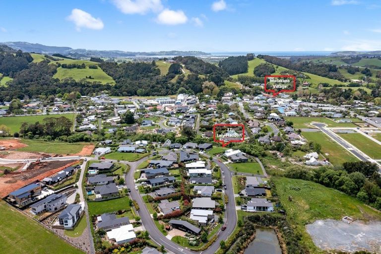 Photo of property in 37 Laly Haddon Place, Matakana, 0985