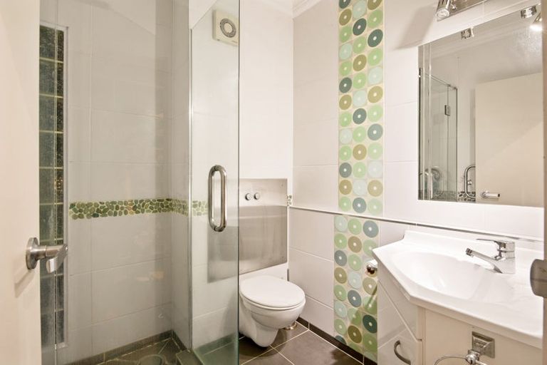 Photo of property in 8a Oteha Valley Road, Northcross, Auckland, 0632