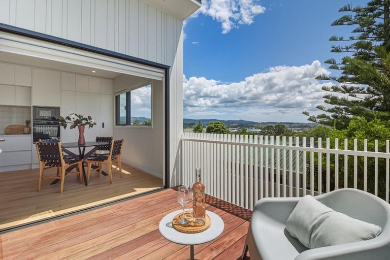 Photo of property in 85a Awaroa Road, Sunnyvale, Auckland, 0612