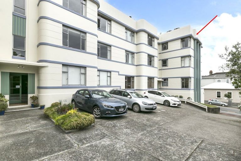 Photo of property in Owd Trafford Flats, 17 Brougham Street, Mount Victoria, Wellington, 6011