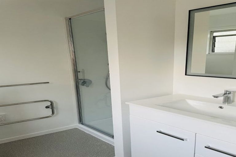 Photo of property in 1/122 Archers Road, Glenfield, Auckland, 0629