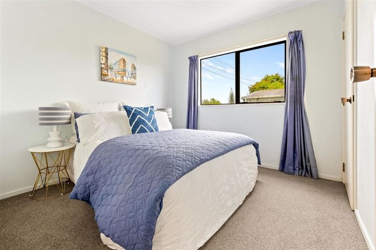 Photo of property in 2a Rixon Place, Te Atatu Peninsula, Auckland, 0610