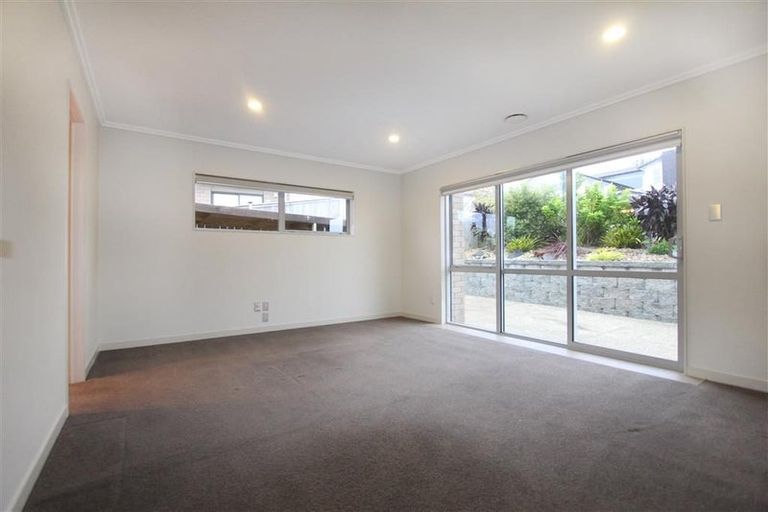 Photo of property in 8 Henriette Place, The Gardens, Auckland, 2105