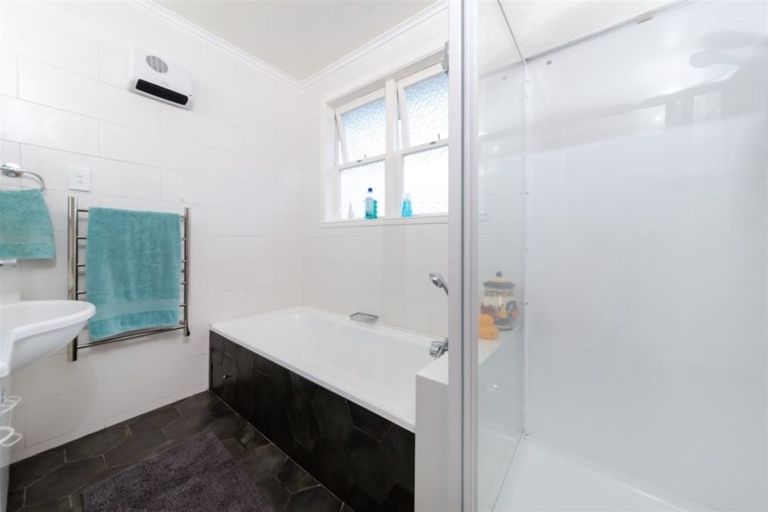 Photo of property in 19 Marlene Avenue, Te Atatu South, Auckland, 0610