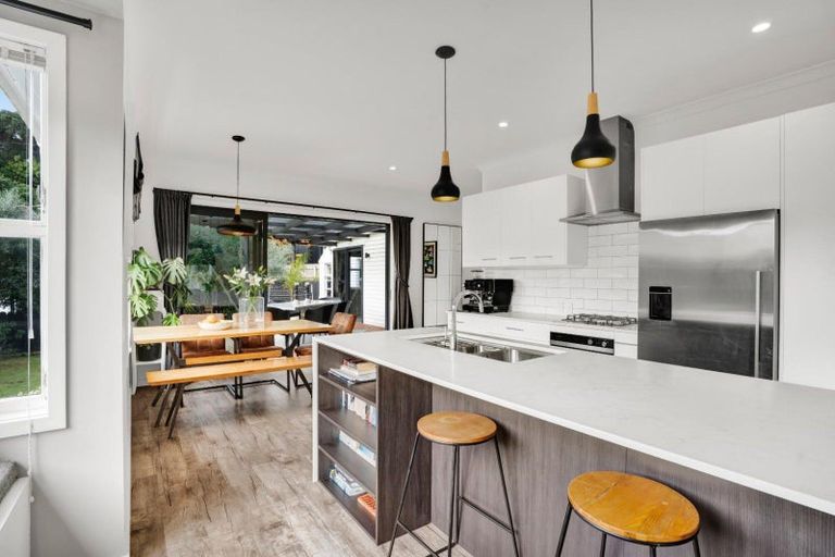 Photo of property in 15 Bracken Street, New Plymouth, 4310