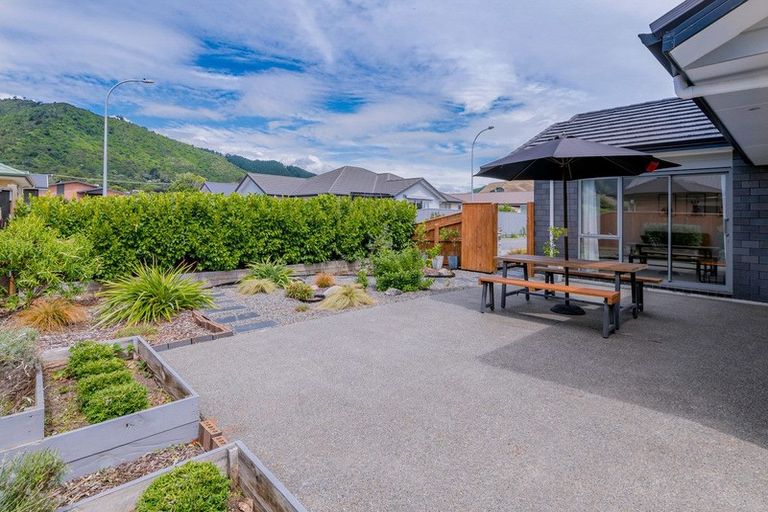 Photo of property in 6 Saint Vincent Way, Waikanae, 5036