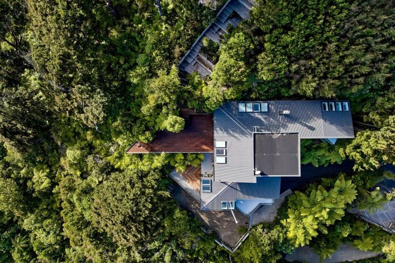 Photo of property in 21 Dillon Street, Lowry Bay, Lower Hutt, 5013