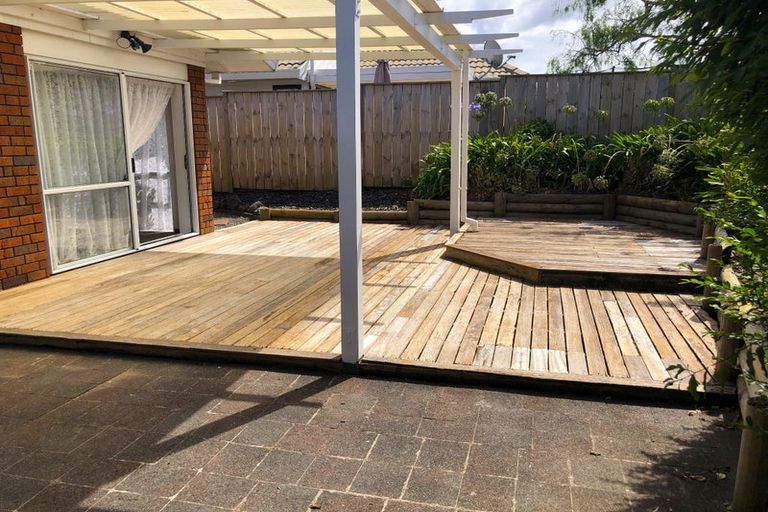 Photo of property in 2/21 Kookaburra Place, Botany Downs, Auckland, 2010