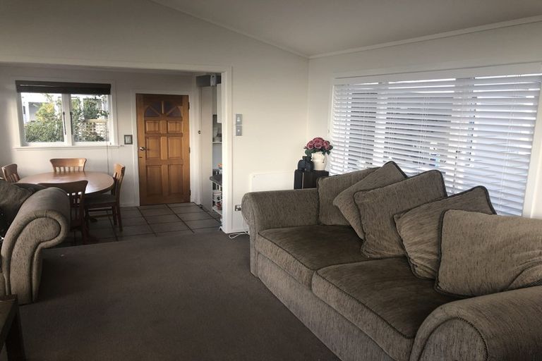 Photo of property in 2 Elgin Place, Red Beach, 0932