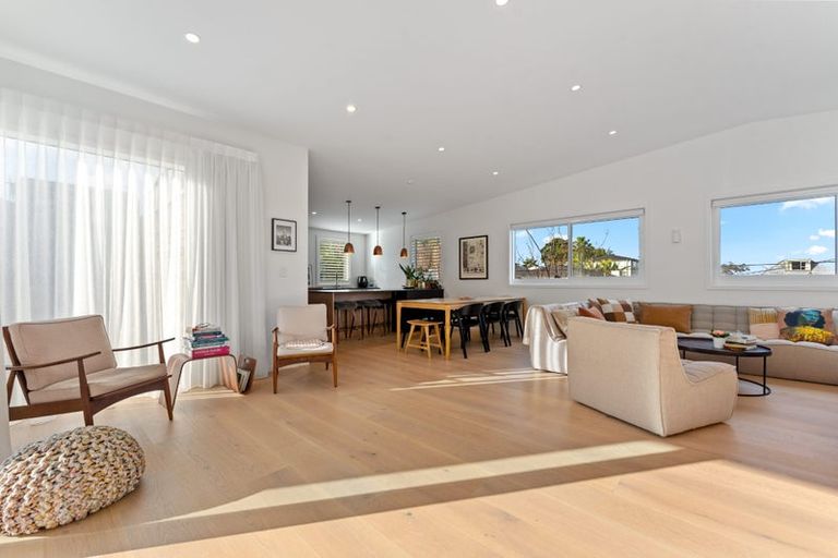 Photo of property in 37a Parr Terrace, Castor Bay, Auckland, 0620