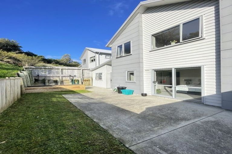 Photo of property in 6 Brindle Way, Newlands, Wellington, 6037