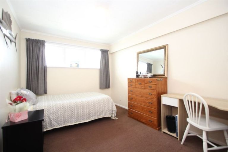 Photo of property in 8 Griffiths Grove, Newlands, Wellington, 6037