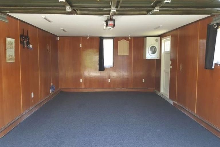 Photo of property in 37 Kervil Avenue, Te Atatu Peninsula, Auckland, 0610