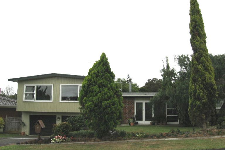 Photo of property in 8 Munstead Place, Hillcrest, Auckland, 0627